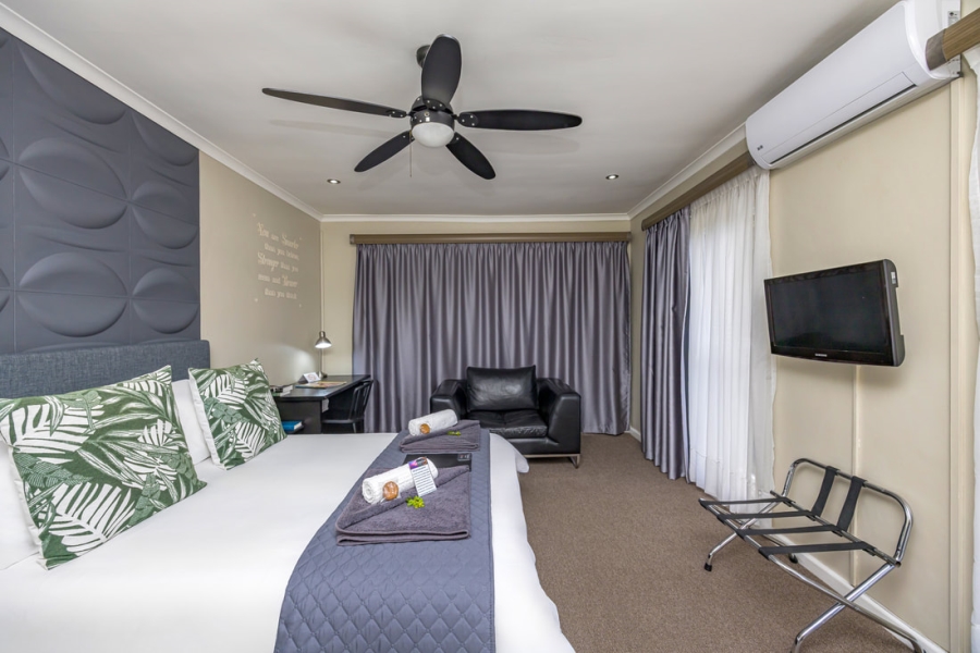10 Bedroom Property for Sale in Plattekloof Western Cape